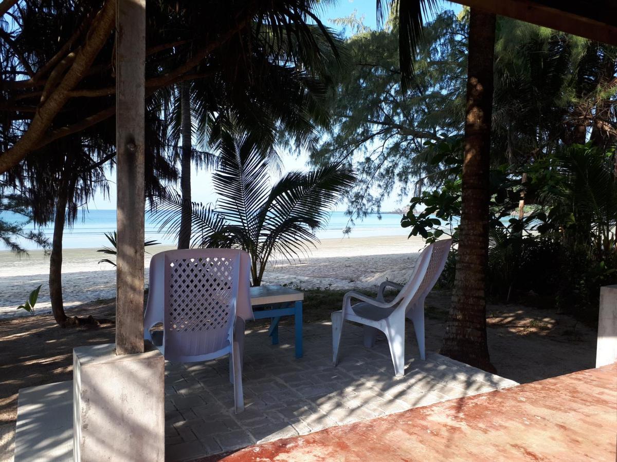 Phayam Friends Hotel Koh Phayam Exterior photo