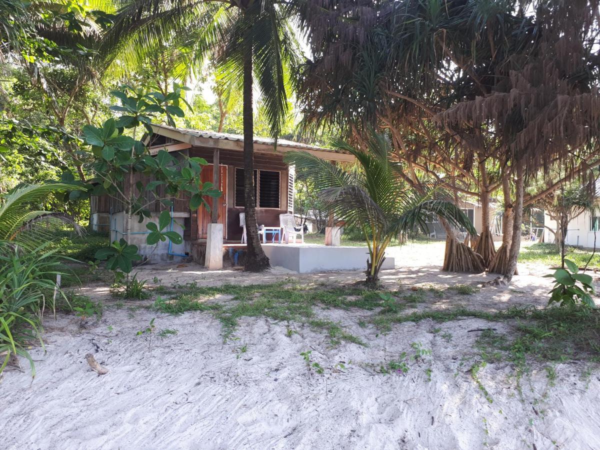 Phayam Friends Hotel Koh Phayam Exterior photo